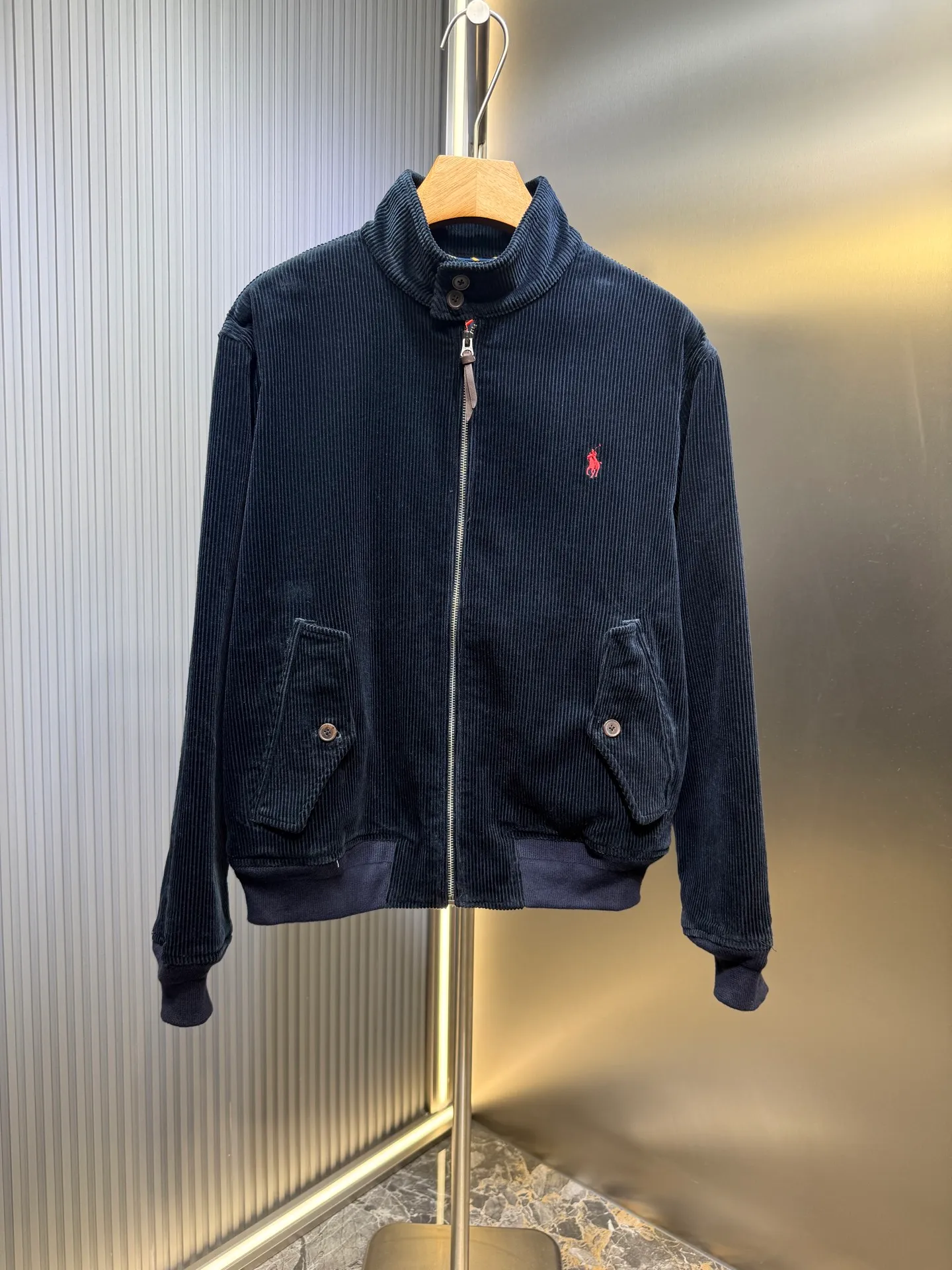 P590 🌟【Top original order】Ralph Lauren embroidered corduroy jacket. Customized wide-ribbed corduroy fabric with clear texture and excellent texture. Comfortable and close to the skin. Elegantly presented with a touch of deep navy blue. Low-key and luxurious. The exquisite red pony logo is embellished, igniting the overall vitality and passion. The stand-up collar design is simple and elegant. When the light fades, it shows subtle changes in luster and is intertwined with the undulations of the wide ribs. The jacket is infused with a fresh soul and has extremely high matching flexibility. Process 1: Using imported machine embroidery technology, using advanced computer control systems and precision mechanical components to achieve the iconic pony embroidery operation with high precision and smooth and delicate lines. Process 2: Template machine bag opening. The preset template guides the position, shape and size of the bag opening. The accuracy ensures the quality of the bag opening effect. Process 3: Infrared positioning cutting machine uses infrared transmitters and infrared receivers to achieve precise positioning of materials. The accuracy can reach the micron level to meet the effect of high-precision cutting of plaid alignment. Process 4: The fabrics are washed carefully and have better hand texture. Not easy to deform, not easy to shrink, not easy to fade, and maintain long-term beauty. Accessories: Customized 1:1 Ralph Lauren horn buckle Customized 1:1 Ralph Lauren bronze puller Customized 1:1 Dark brown leather lanyard Customized 1:1 Ralph Lauren trademark Version: Loose version Size: S M L XL